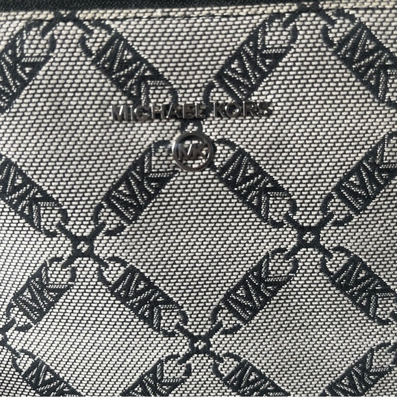 MICHAEL KORS-NWT Jet Set Charm Black Crossbody Bag Black and White Thick Strap - Picture 4 of 10